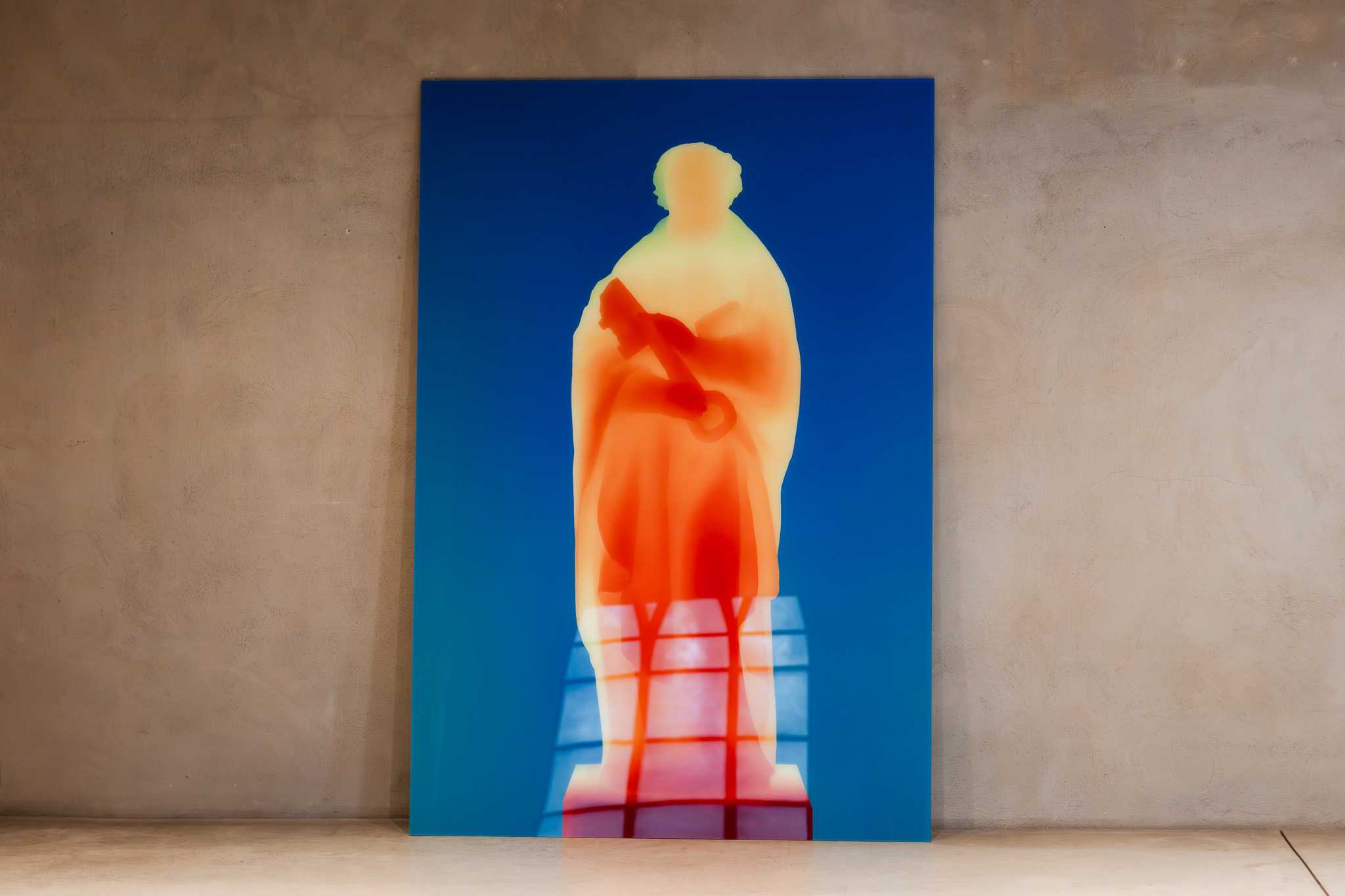 Ein großer Druck, an eine verputzte Wand gelehnt: Sankt Peter mit seinem Schlüssel, wiedergegeben in den Orange-Blau-Tönen einer Tiefenkarte.