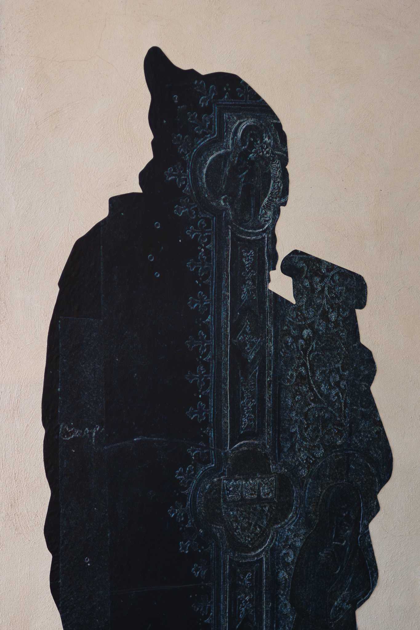 Nahaufnahme der Prophetensilhouette, deren Oberfläche Ornamente der illuminierten Titelseite des ersten Eidbuchs der Stadt Köln trägt.