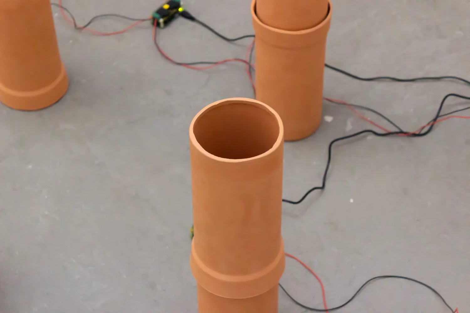 Nahaufnahme des offenen oberen Endes eines der Rohre.