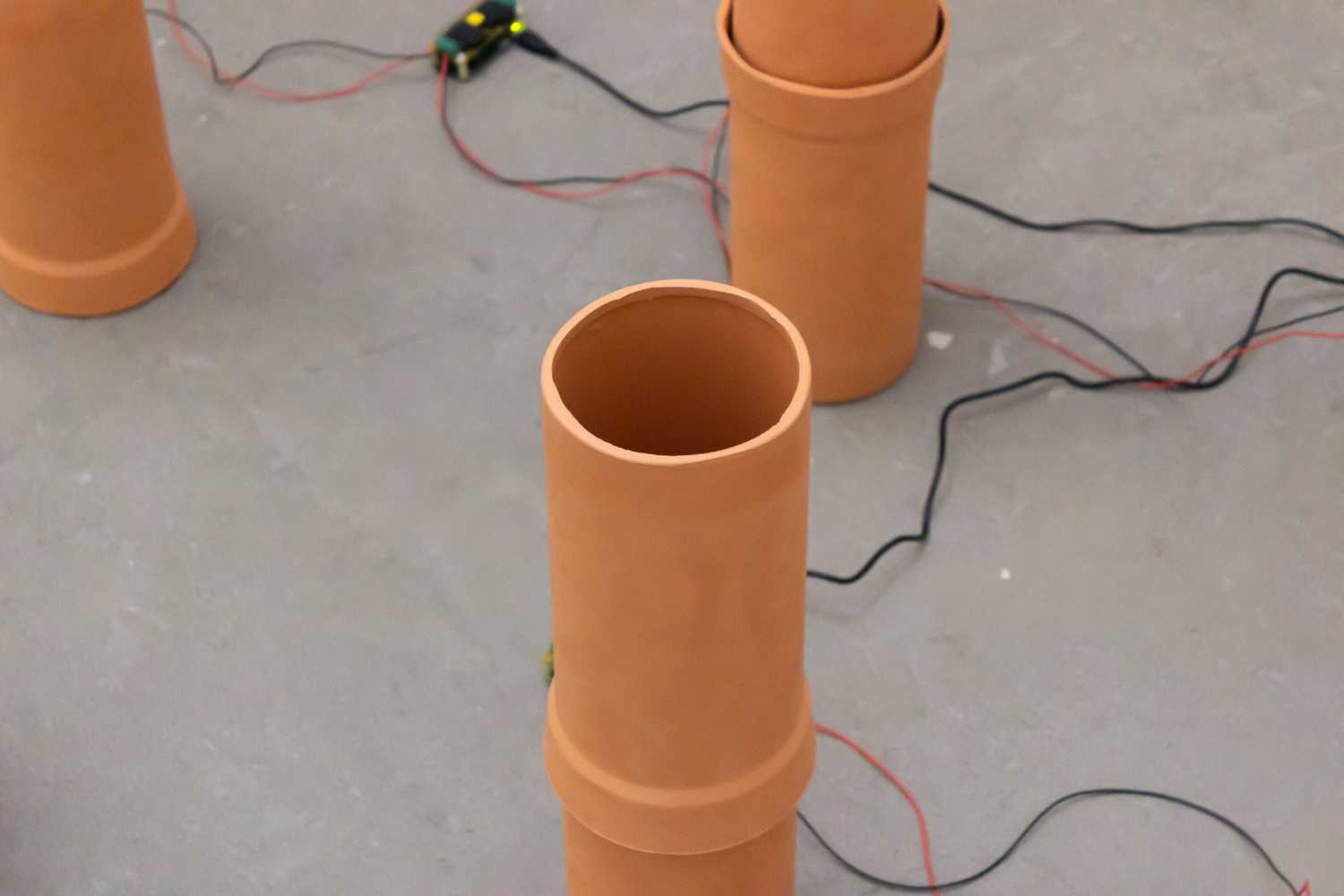 Nahaufnahme des offenen oberen Endes eines der Rohre.